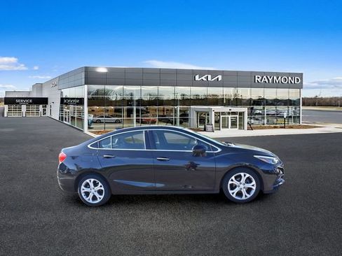 Used 2017 Chevrolet Cruze Premier FWD image 2