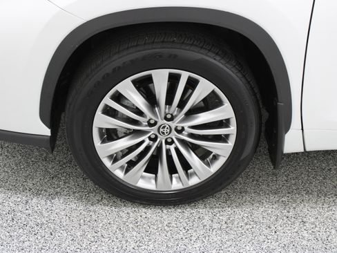 Used 2026 Toyota Highlander Platinum AWD/4WD image 10