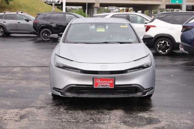 Used 2024 Toyota Prius LE FWD image 4