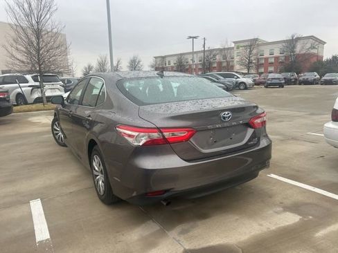 Used 2020 Toyota Camry LE image 5