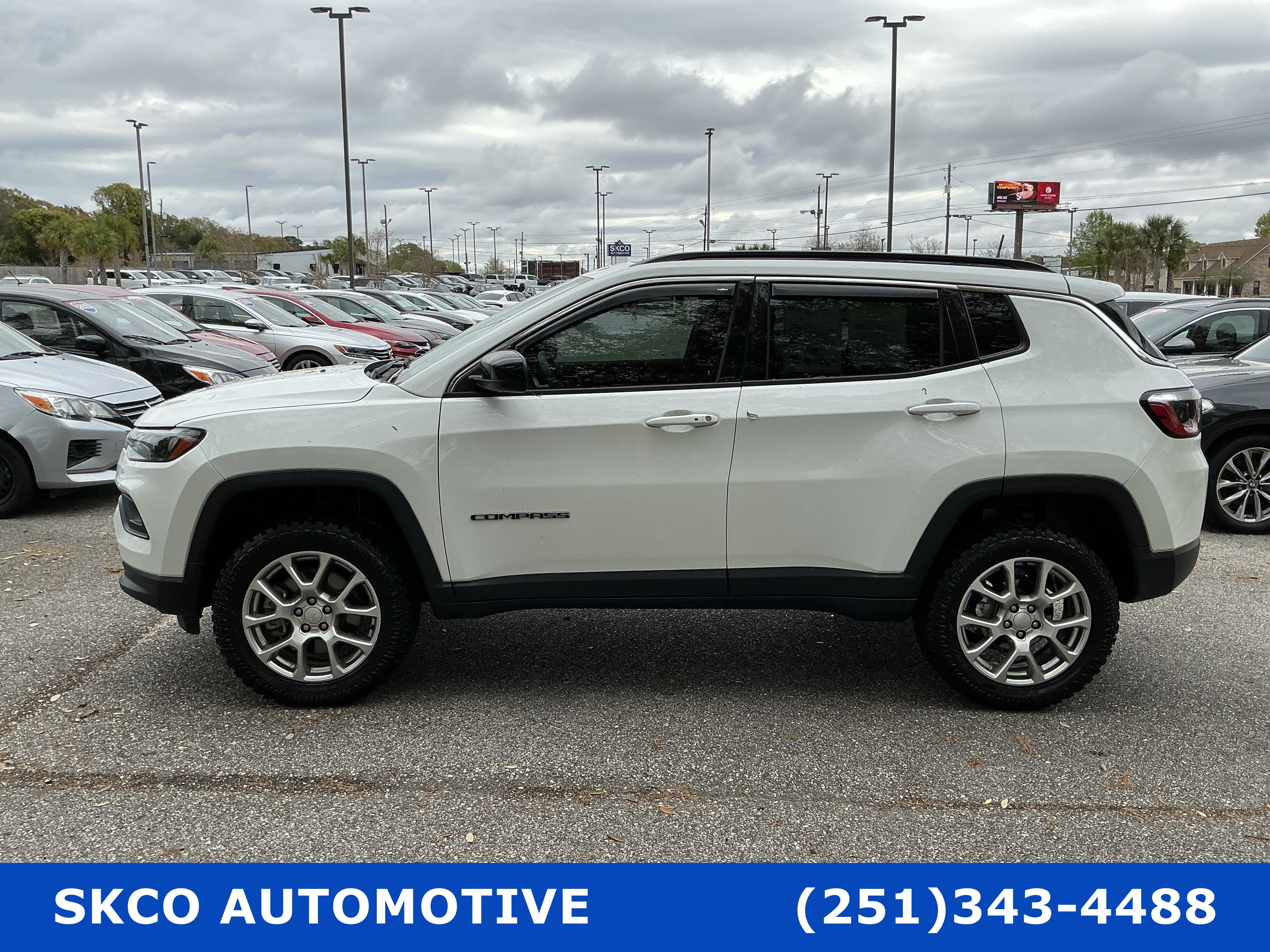 Used 2023 Jeep Compass Latitude w/ Sun and Sound Group AWD/4WD image 2