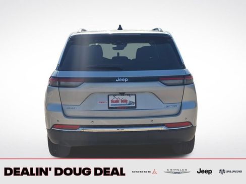 Used 2023 Jeep Grand Cherokee Laredo image 4