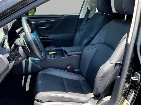 Used 2025 Lexus ES 300h w/ Premium Package FWD image 8