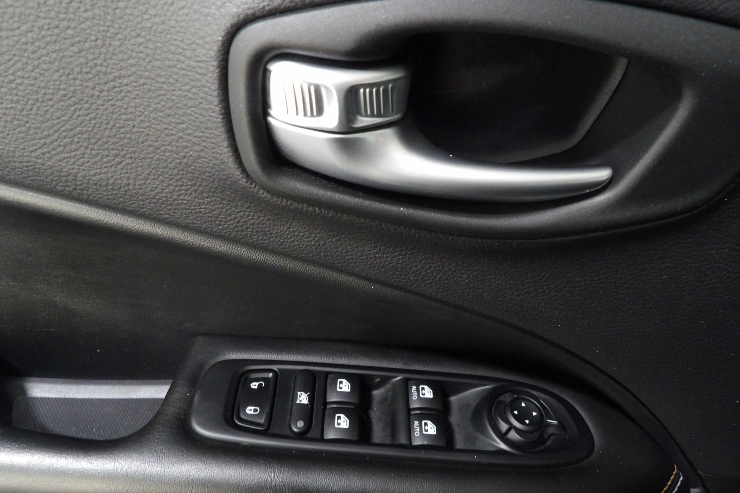 Used 2018 Jeep Compass Latitude w/ Cold Weather Group FWD image 7