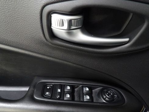 Used 2018 Jeep Compass Latitude w/ Cold Weather Group FWD image 7