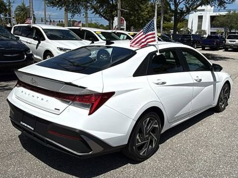 Used 2025 Hyundai Elantra SEL FWD image 8