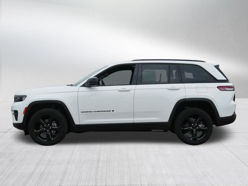 Used 2023 Jeep Grand Cherokee Altitude AWD/4WD image 4