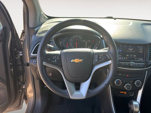 Used 2022 Chevrolet Trax LT w/ LT Convenience Package image 12