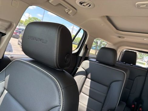 Used 2023 GMC Acadia Denali w/ Denali Ultimate Package AWD/4WD image 18