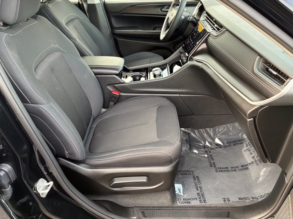 Used 2023 Jeep Grand Cherokee Laredo AWD/4WD image 30