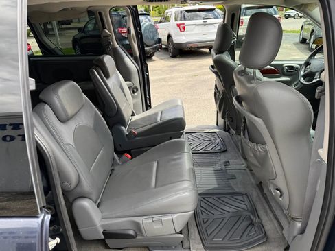 Used 2007 Chrysler Town & Country Limited FWD image 10