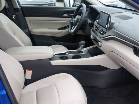 Used 2025 Nissan Altima 2.5 SV FWD image 14