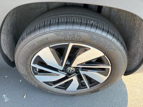 Used 2024 Volkswagen Atlas SEL AWD/4WD image 25