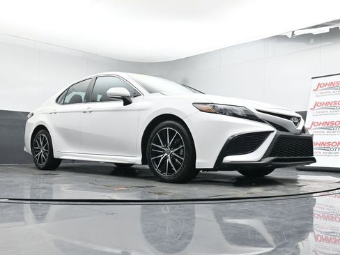 Used 2024 Toyota Camry SE image 32