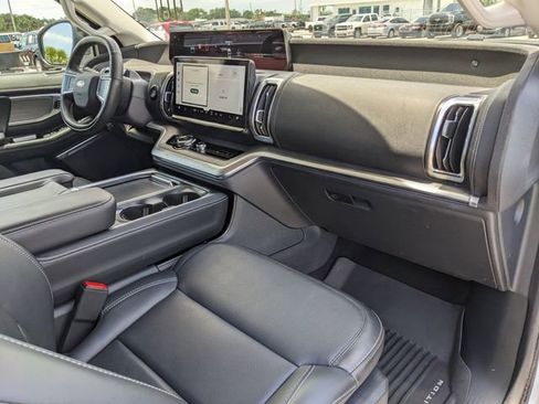 Used 2025 Ford Expedition Platinum AWD/4WD image 14
