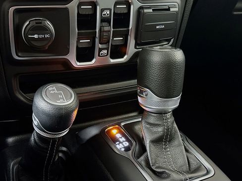 Used 2025 Jeep Wrangler Sahara image 17