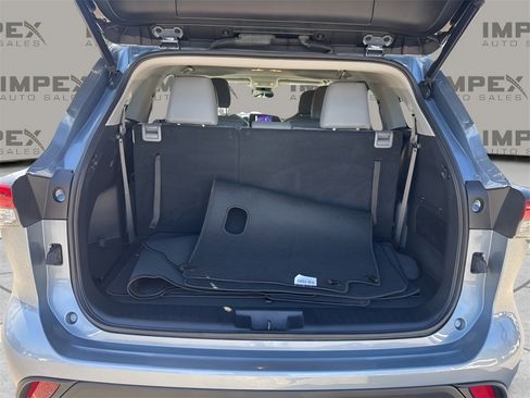 Used 2023 Toyota Highlander XLE image 29