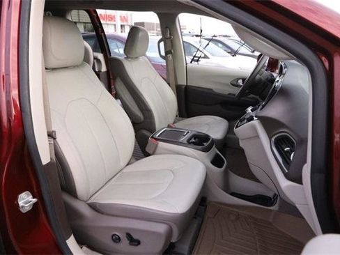 Used 2017 Chrysler Pacifica Touring-L Plus w/ Tire & Wheel Group image 28