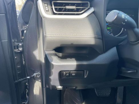 Used 2020 Toyota RAV4 LE image 29