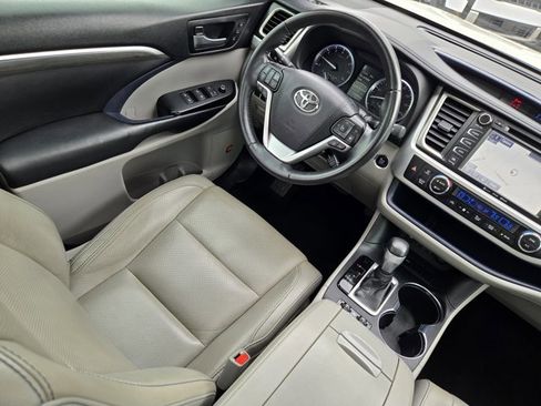 Used 2019 Toyota Highlander Limited FWD image 19