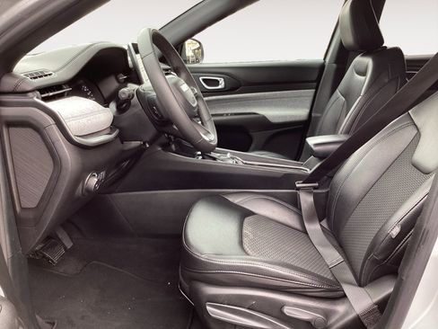 Used 2024 Jeep Compass Latitude image 24