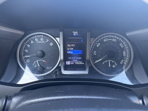 Used 2019 Toyota Tacoma SR5 RWD image 11