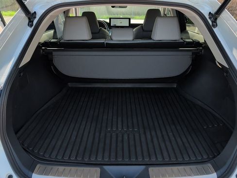 Used 2023 Toyota Venza XLE image 27