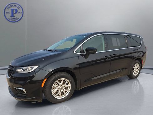 Used 2023 Chrysler Pacifica Touring-L FWD image 3