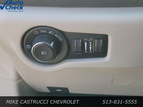 Used 2023 Chrysler Pacifica Touring-L FWD image 17