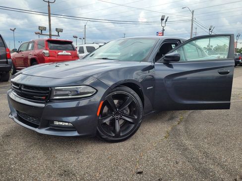 Used 2017 Dodge Charger R/T RWD image 18