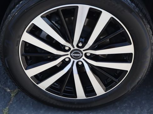 Used 2023 Nissan Pathfinder Platinum w/ Lighting Package (N93) FWD image 11
