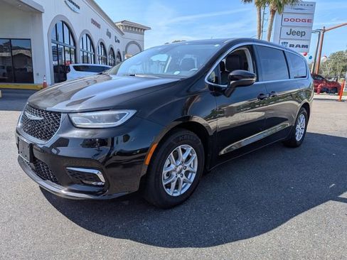 Used 2023 Chrysler Pacifica Touring-L image 7