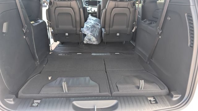 New 2027 Chrysler Pacifica Select FWD image 13
