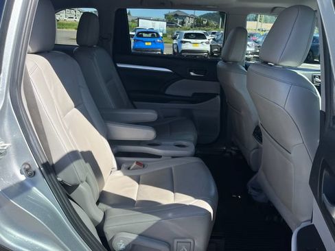 Used 2019 Toyota Highlander XLE AWD/4WD image 12
