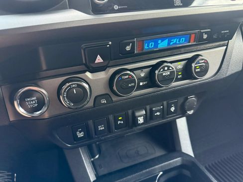 Used 2020 Toyota Tacoma TRD Off-Road w/ TRD Premium Off Road Package AWD/4WD image 26