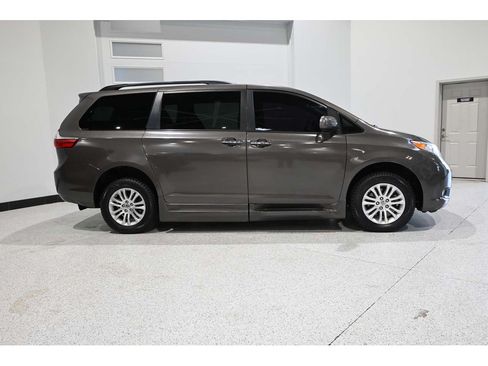 Used 2016 Toyota Sienna XLE w/ XLE Navigation Package FWD image 5