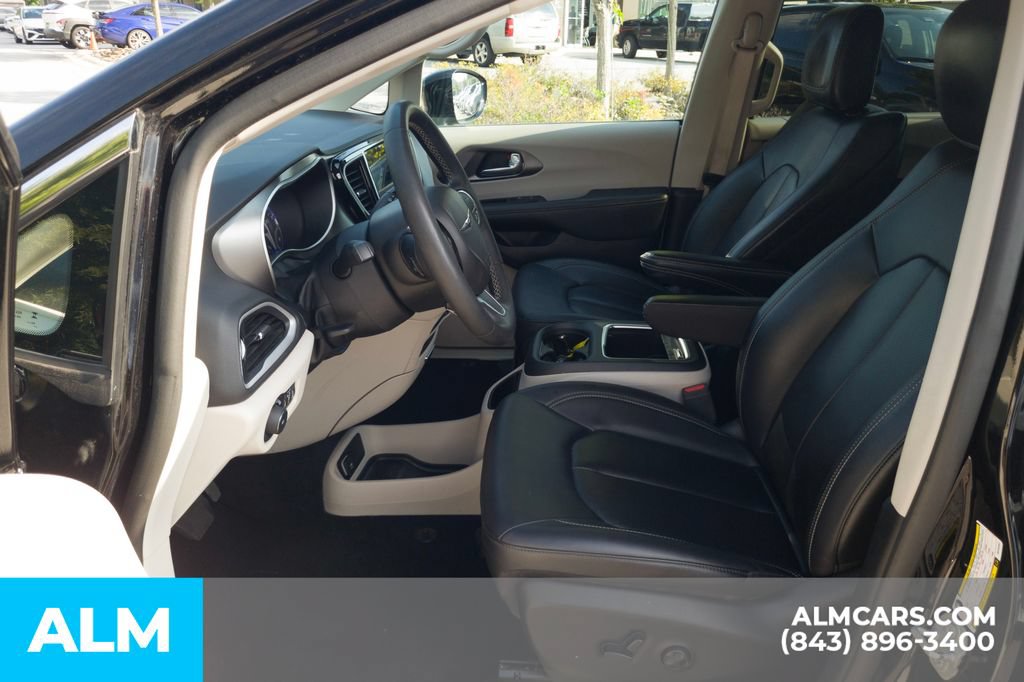 Used 2024 Chrysler Pacifica Touring-L FWD image 16