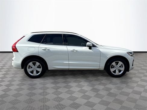 Used 2022 Volvo XC60 B5 Momentum image 5