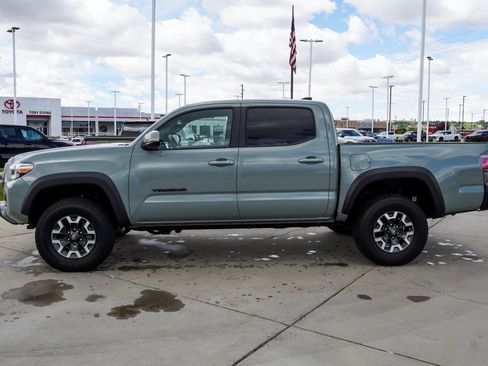 Certified 2022 Toyota Tacoma TRD Off-Road AWD/4WD image 5