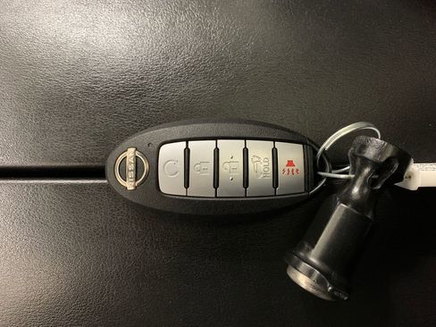 Used 2022 Nissan Rogue Platinum w/ Head-Up Display Package image 32