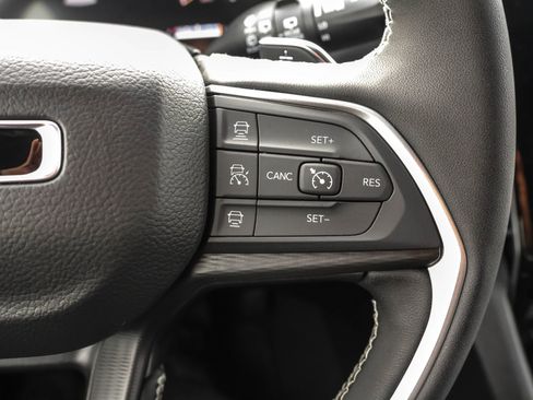 New 2025 Jeep Grand Cherokee Altitude image 26