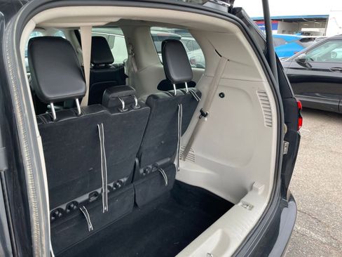 Used 2023 Chrysler Pacifica Touring-L image 34