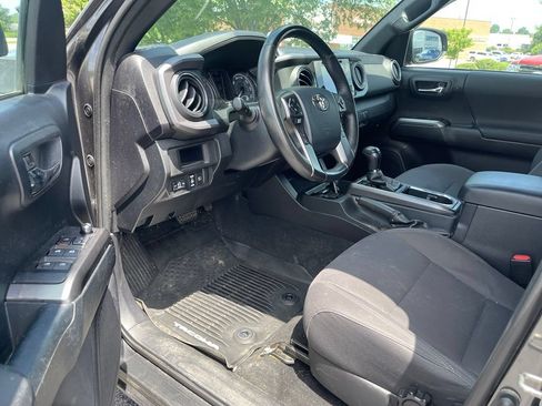 Used 2018 Toyota Tacoma TRD Off-Road AWD/4WD image 5