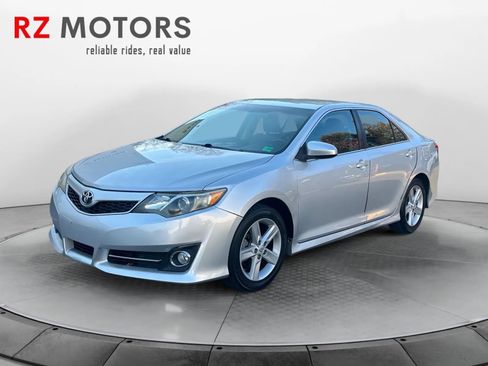 Used 2014 Toyota Camry SE image 1