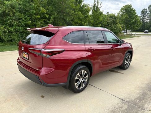 Used 2024 Toyota Highlander XLE AWD/4WD image 9