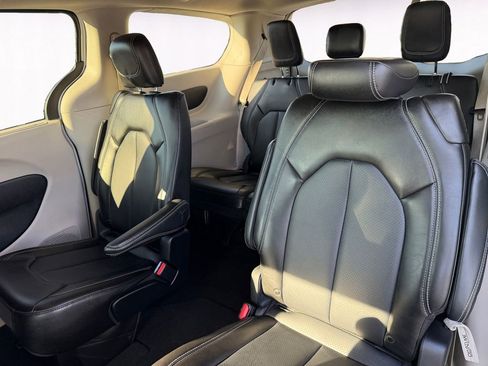 Used 2024 Chrysler Pacifica Touring-L image 13