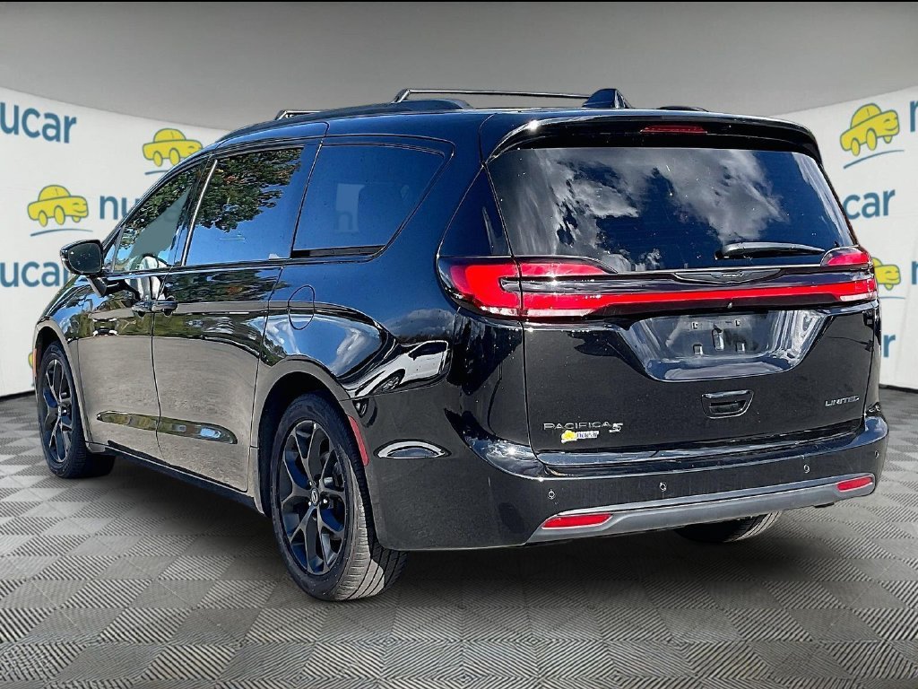 Used 2025 Chrysler Pacifica Limited FWD image 4