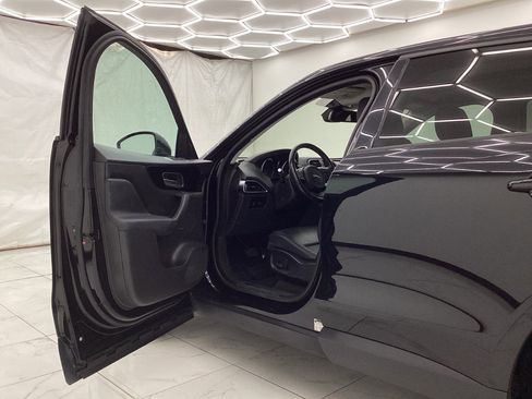 Used 2018 Jaguar F-PACE Premium image 17