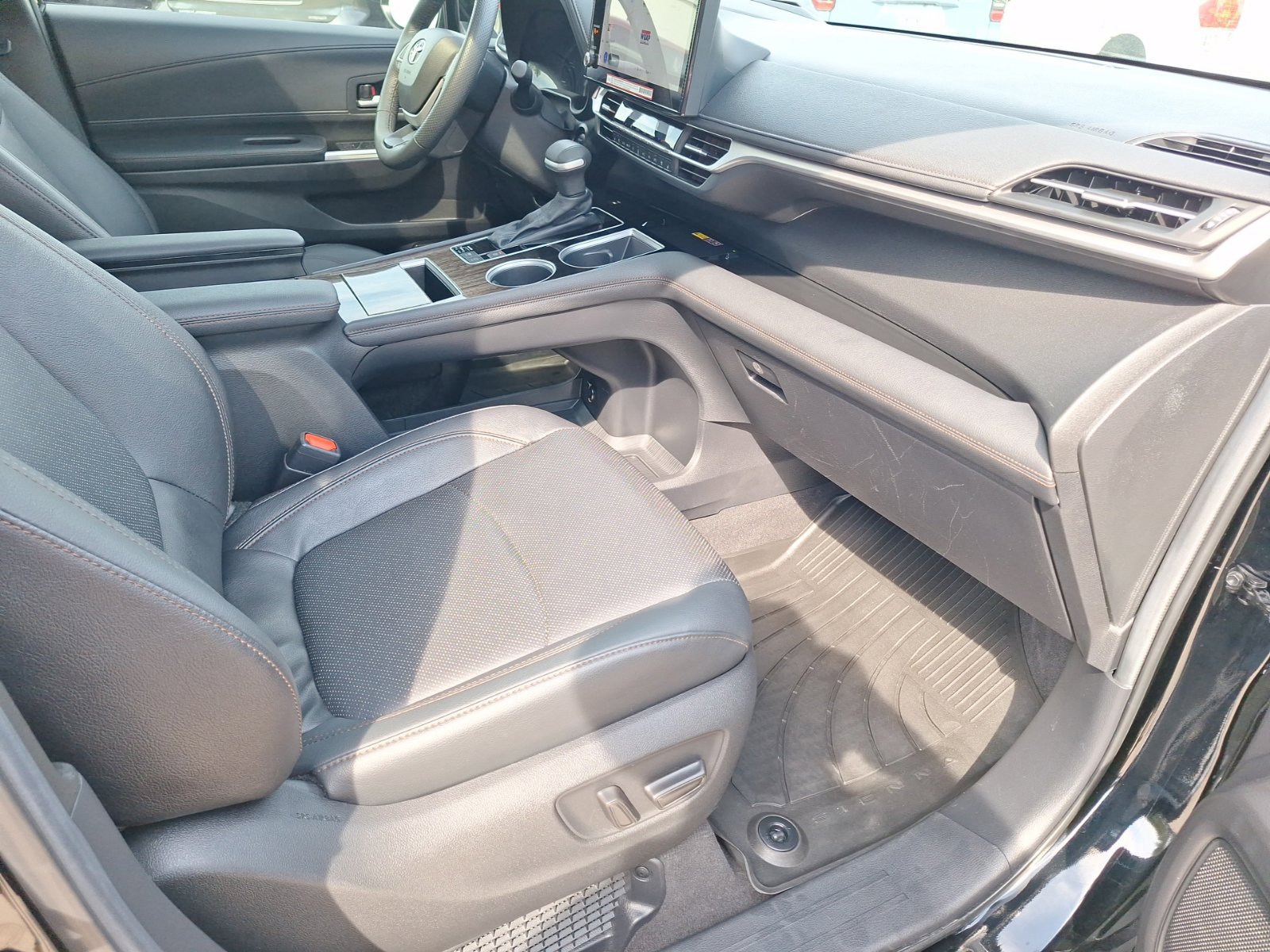 Used 2025 Toyota Sienna Platinum AWD/4WD image 34