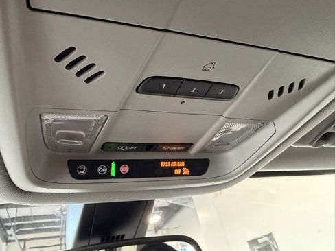 Used 2023 GMC Acadia SLT w/ Preferred Package image 4